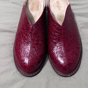 Alegria Women's Floral Embossed Burgundy Mules